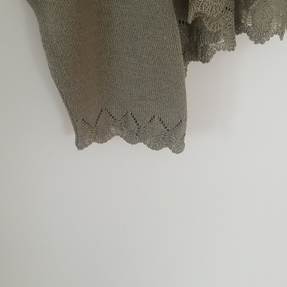 Beautifully detailed sweater. - Picture 4 of 5